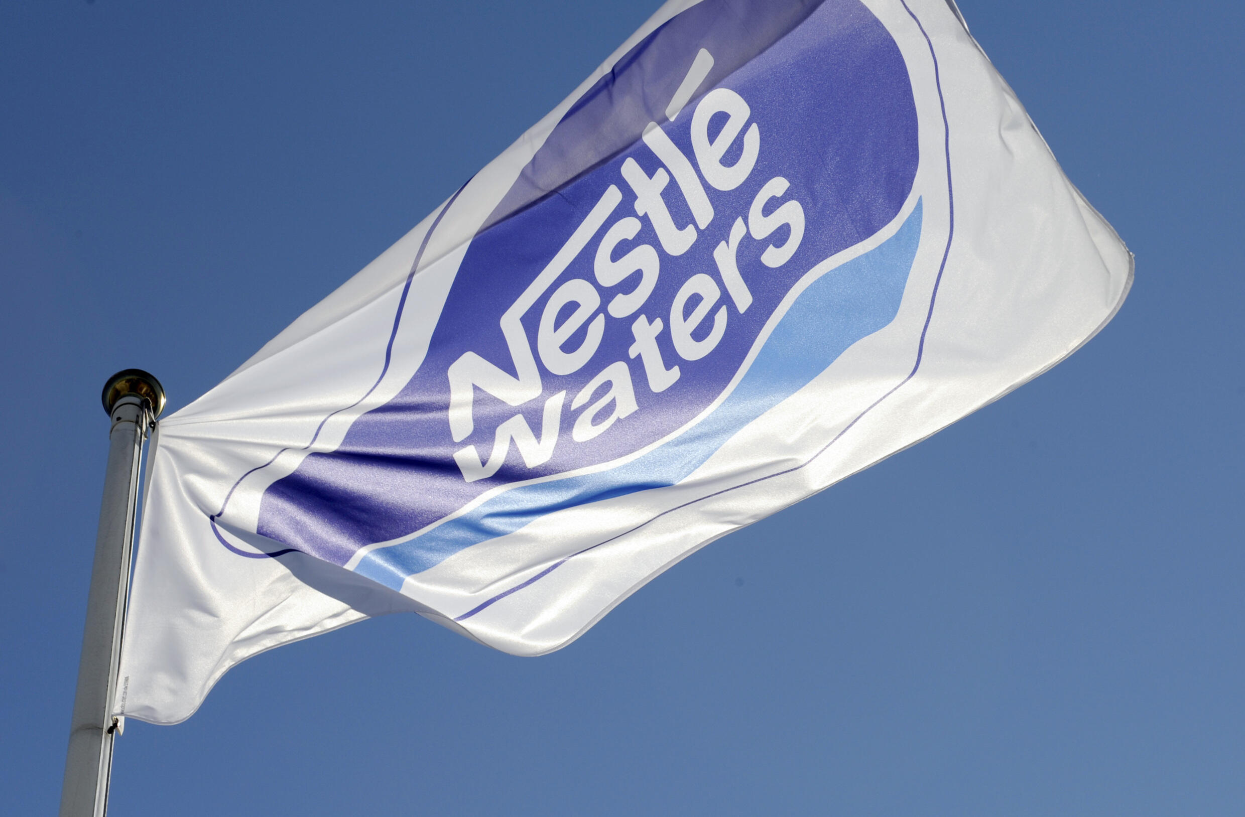 Nestlé Waters : quel est ce scandale qui secoue les plus grandes marques  d'eau en bouteille ? - Moustique