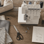 Surfileuse et matériel de couture sur table