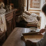 Brocanteurs landes estimant des meubles pour débarras de succession