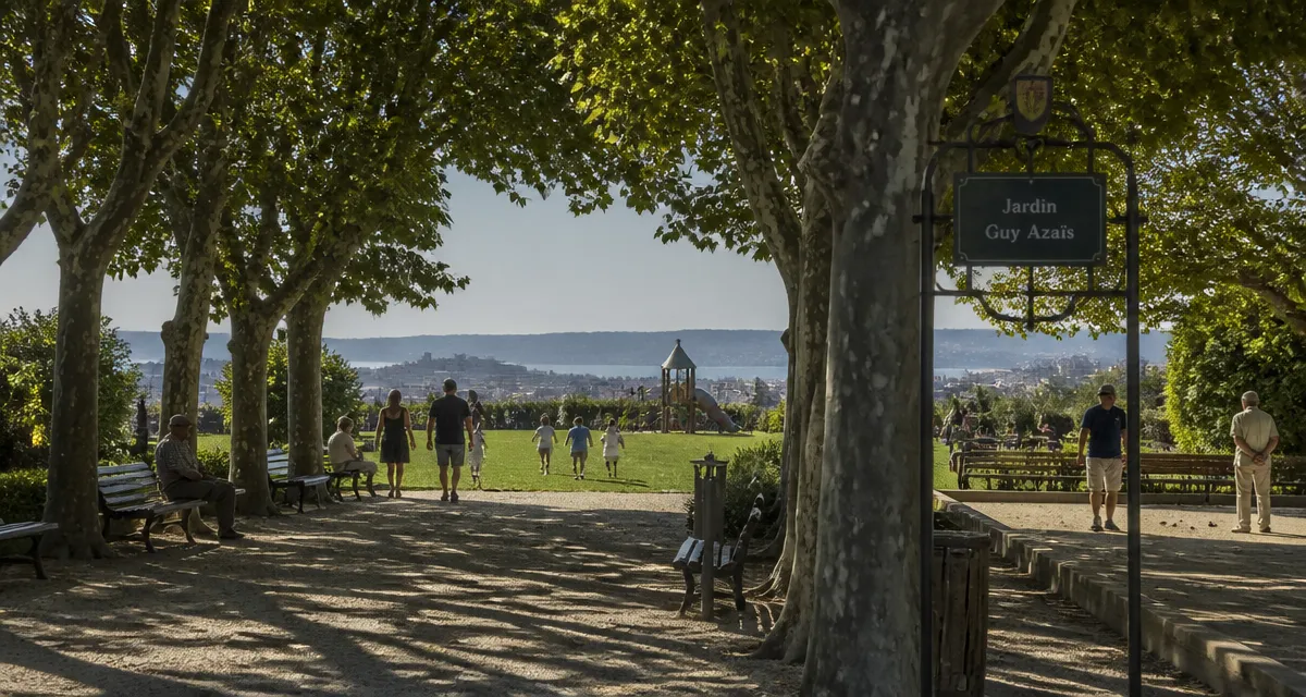 Jardin Guy Azaïs à Marseille, pelouse centrale sous platanes