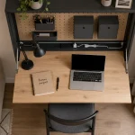 Coin fenêtre pour aménager un bureau dans un petit espace, bureau mural rabattable compact