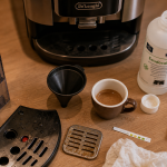 Nettoyage machine à café De’Longhi : détartrage et entretien, réservoir et bac d’égouttage