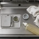 Où mettre le liquide de rinçage lave vaisselle : repère MAX et compartiment dans la porte