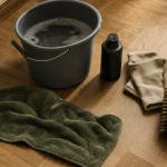 Parquet savon noir : serpillière et eau tiède dosée