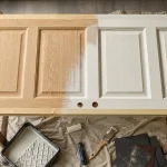 Peindre porte en bois : rouleau, bac et pinceau pour finitions sans traces