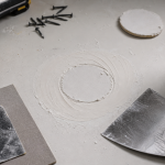 Reboucher trou scie cloche placo avec enduit et lissage