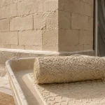 Rouleau pour facade 18 mm à fibres longues sur support rugueux, chantier crépi.