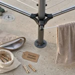 Étendoir parapluie extérieur ouvert sur terrasse béton