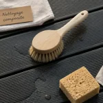 Nettoyer terrasse en composite : brosse et microfibre sur composite sombre