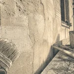 Peinture extérieur à la chaux sur façade enduite, pose au pinceau