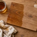 Lhuile de lin bois : panneau de chêne huilé et traces mates pour éviter le bois collant